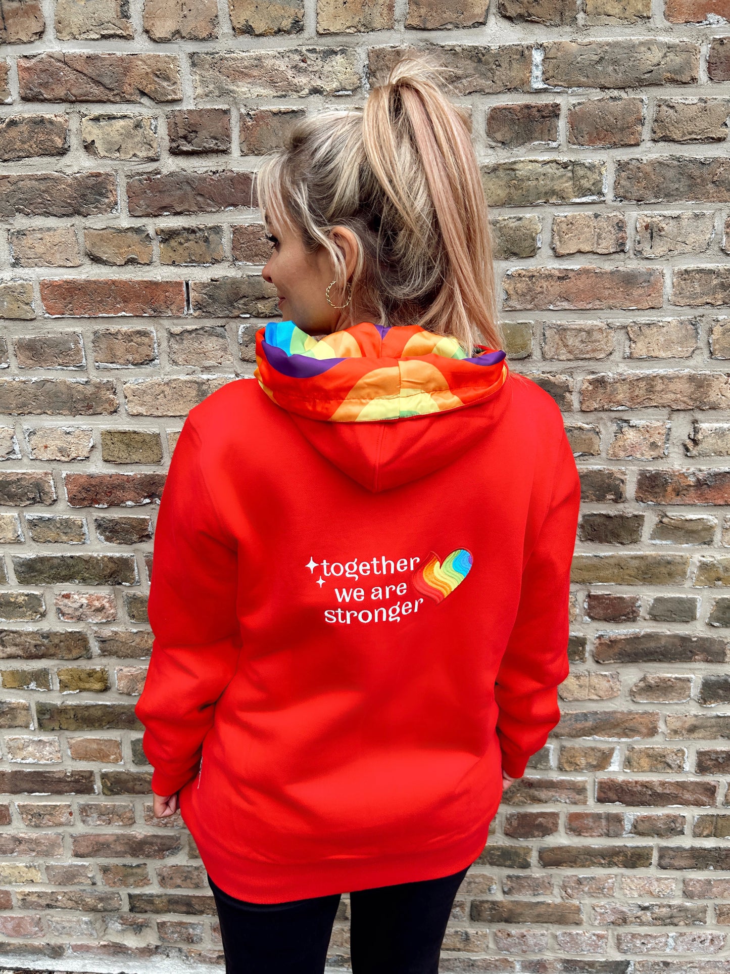 SUDADERA CON CAPUCHA DE COLOR ROJO CARAMELO PARA ADULTOS