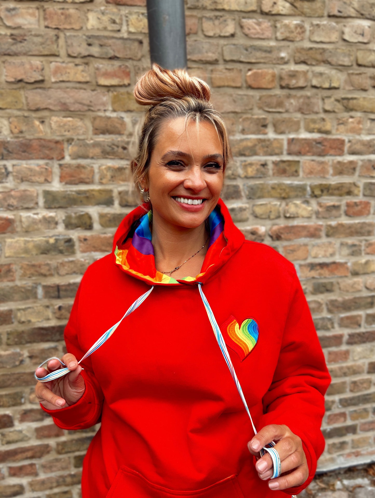 SUDADERA CON CAPUCHA DE COLOR ROJO CARAMELO PARA ADULTOS